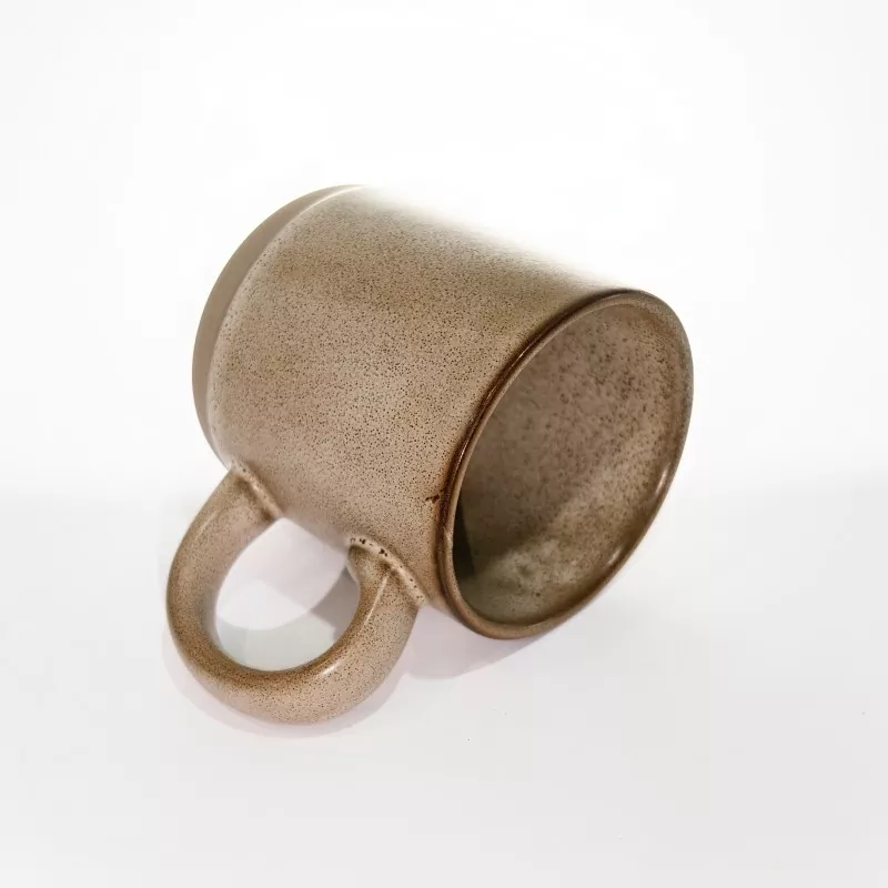 Қарапайым заманауи керамикалық саяхат кружкасы